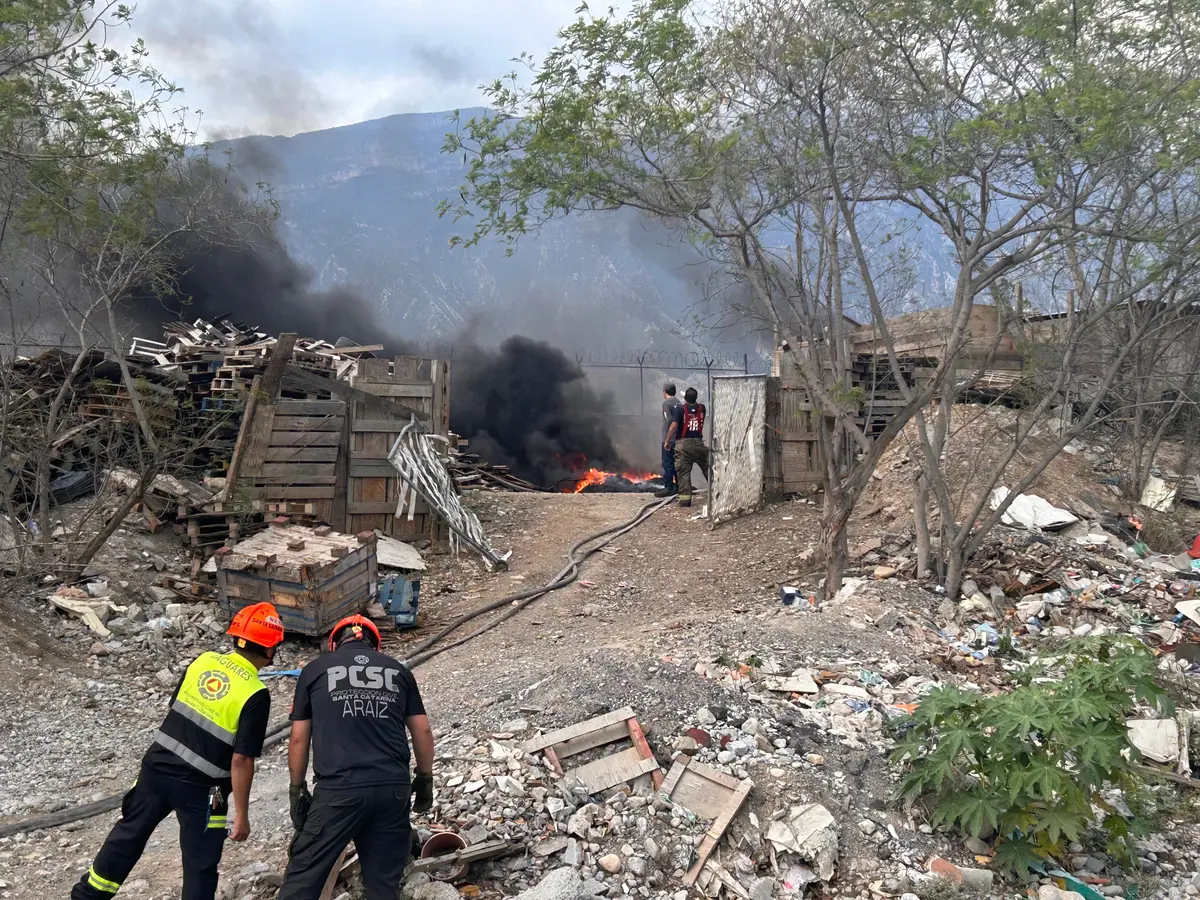 El siniestro en un predio provoca la intervención de Bomberos y Protección Civil sin reportes de heridos.
