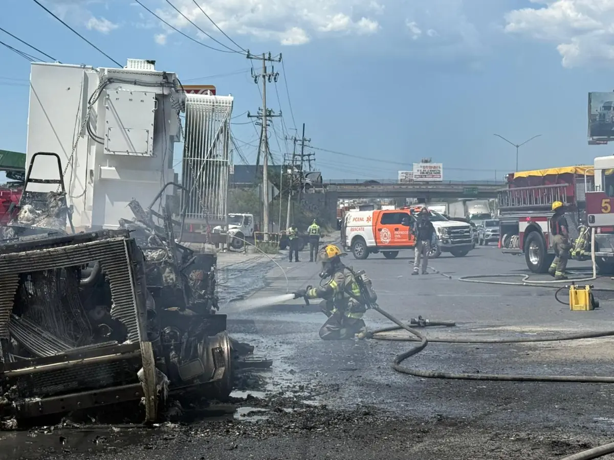 Un incendio en Apodaca causó el cierre de la carretera y movilizó a cuerpos de emergencia.