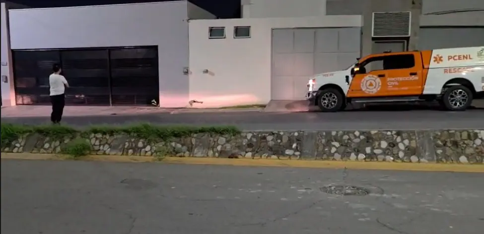 Un cortocircuito en Monterrey provoca evacuaciones y afecta el suministro eléctrico en la zona.