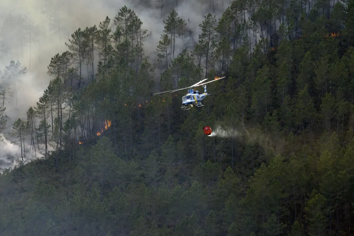 Las autoridades toman medidas ante el incendio que amenaza núcleos habitados en Ourense.