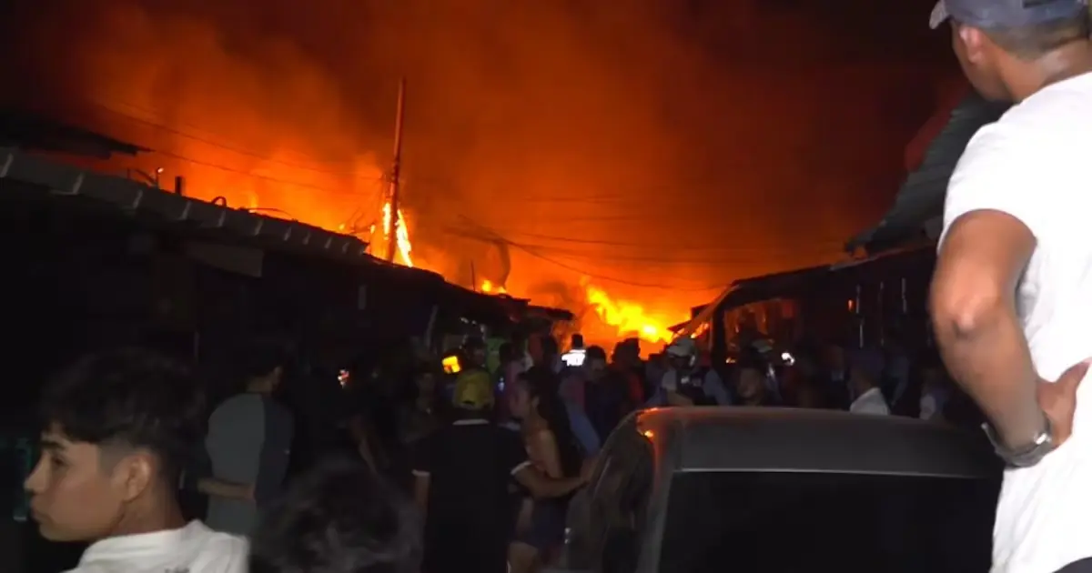 Un incendio en la colonia Jamaica moviliza a bomberos locales y genera preocupación entre los comerciantes y vecinos.