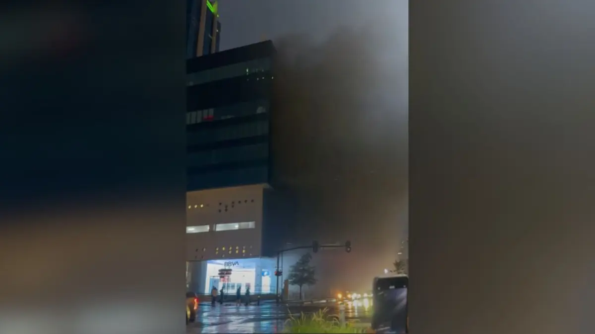 Un incendio en el restaurante "El Castor" generó una seria emergencia en Monterrey, movilizando a cuerpos de seguridad y evacuando a miles.