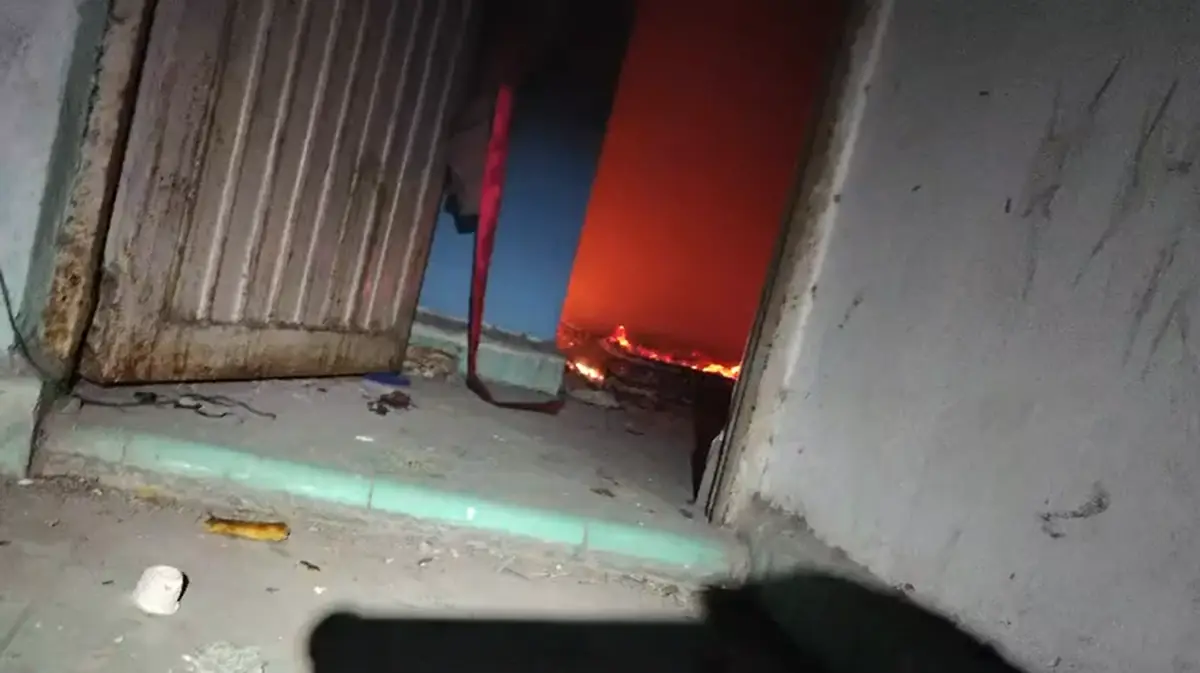 Bomberos y Protección Civil controlan incendio sin heridos en una vivienda deshabitada.