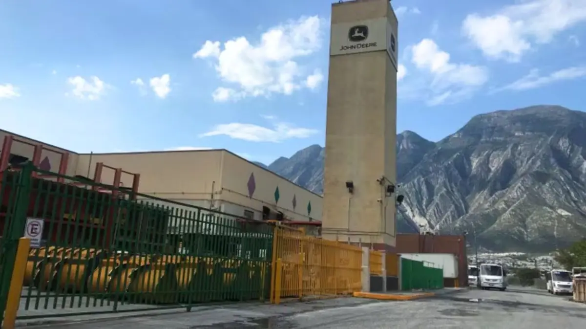 Evacuación preventiva de trabajadores tras incendio en la planta de John Deere.
