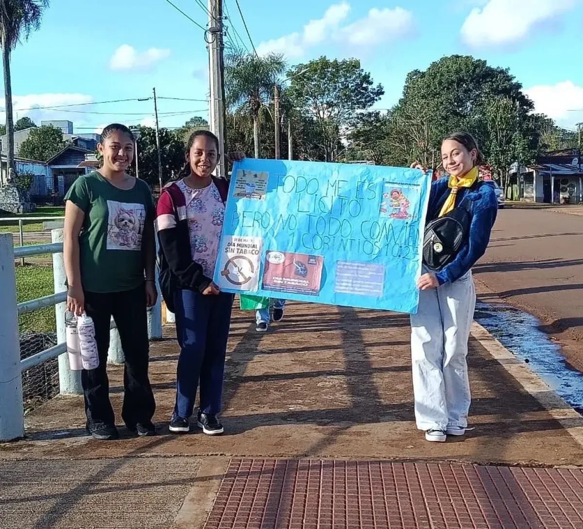 Niños intercambian golosinas por cigarrillos para crear conciencia sobre el tabaquismo.