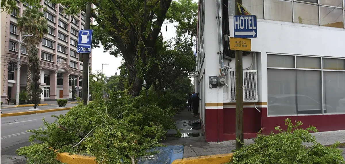 Las intensas lluvias causan daños en propiedades y afectan la circulación en la ciudad.