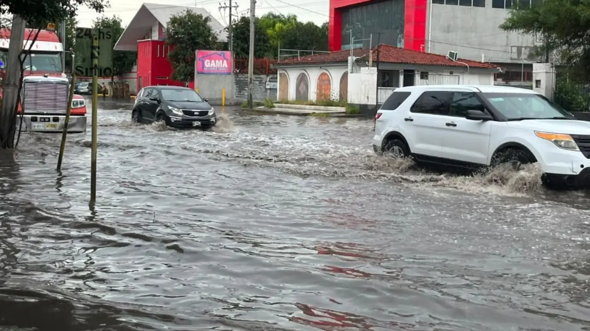 Las lluvias complican el tránsito en una de las principales vías del área metropolitana.
