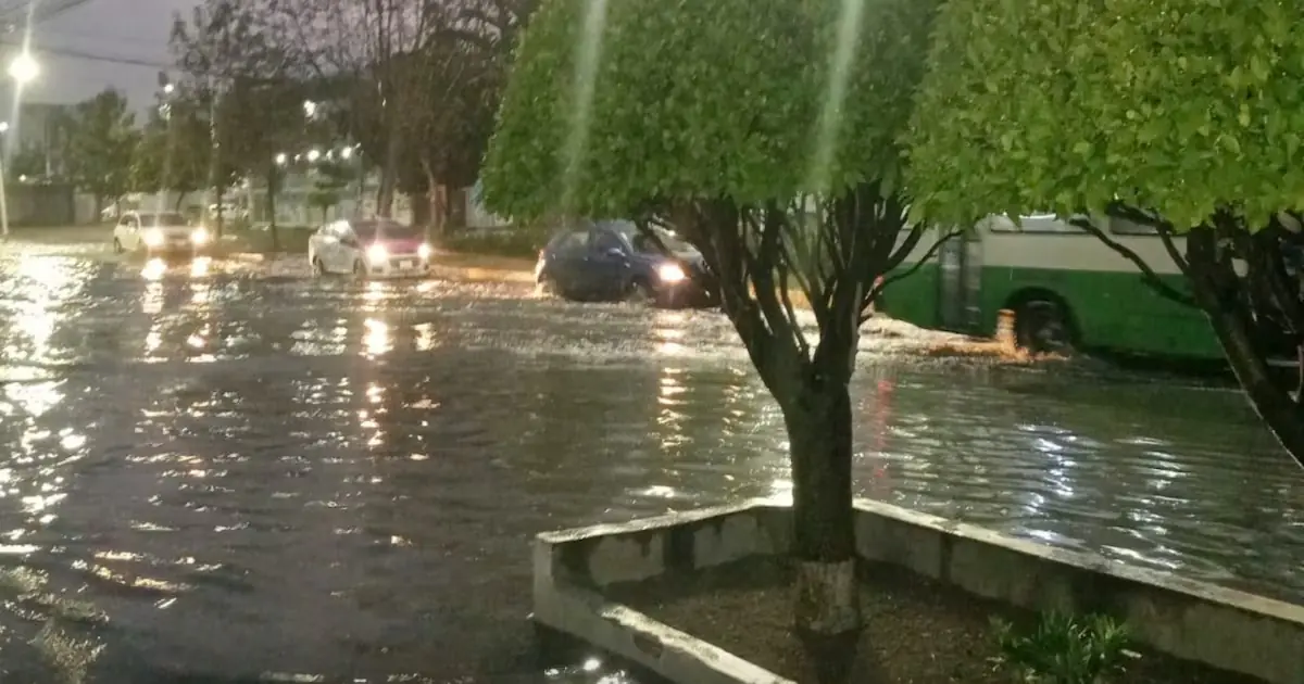 Las intensas lluvias causaron caos en el Estado de México, interrumpiendo el transporte público y complicando la movilidad.