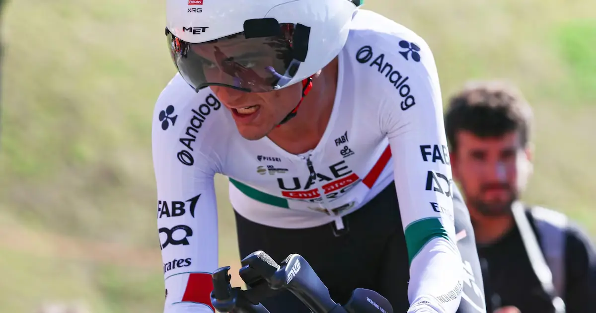 Con su victoria en la séptima etapa, el ciclista mexicano refuerza su posición entre los favoritos del Tour Auvergne-Rhône-Alpes 2026.