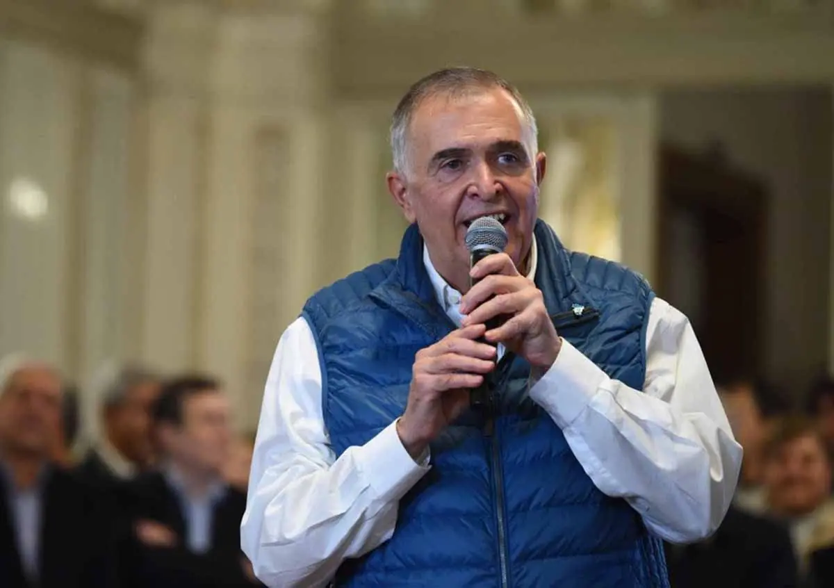 La presión interna y las tensiones marcan la estrategia del gobernador ante las elecciones.