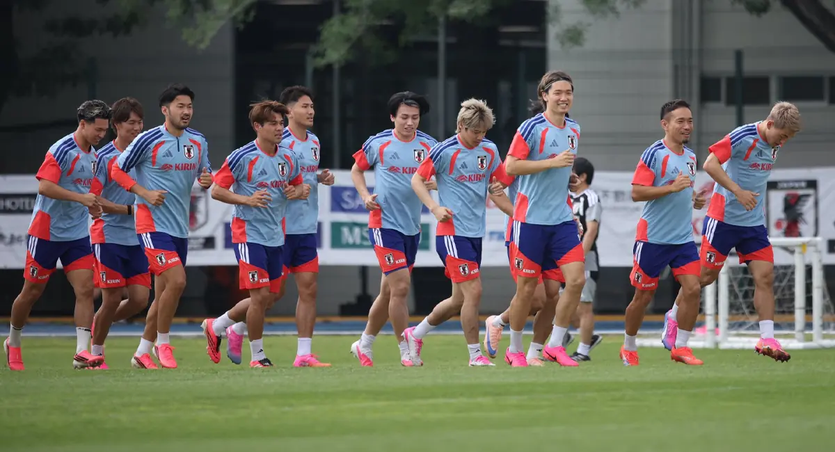 La Selección japonesa se adapta a nuevas instalaciones en Monterrey tras problemas en su sede original.