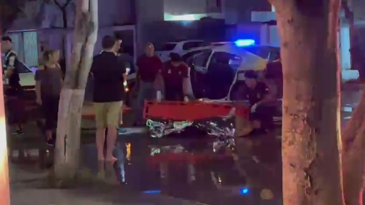 Un motociclista de 19 años fue auxiliado tras caer inconsciente en la vía pública, generando preocupación entre los vecinos.
