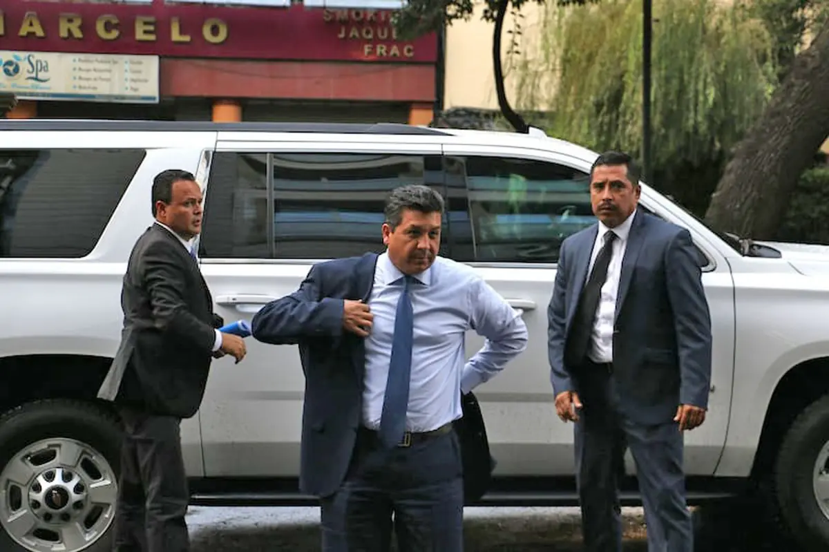 El exgobernador de Tamaulipas denuncia persecución política tras la medida.