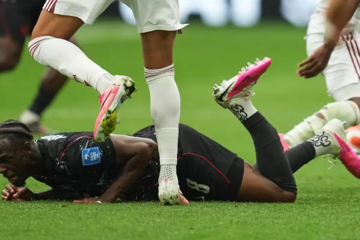 Ismaël Koné, mediocampista canadiense, posiblemente se pierde el Mundial tras una fractura de tibia.