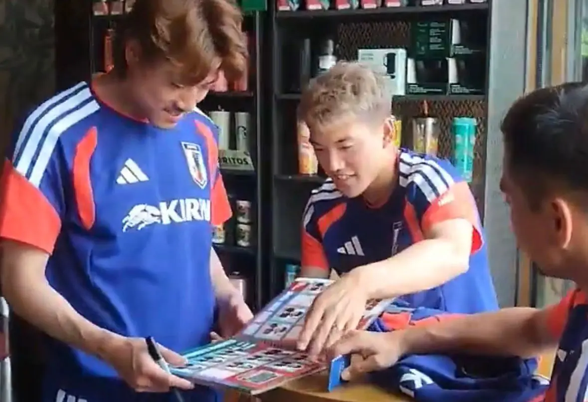 La selección japonesa interactuó con un niño en su visita a Monterrey, previas al Mundial FIFA 2026.