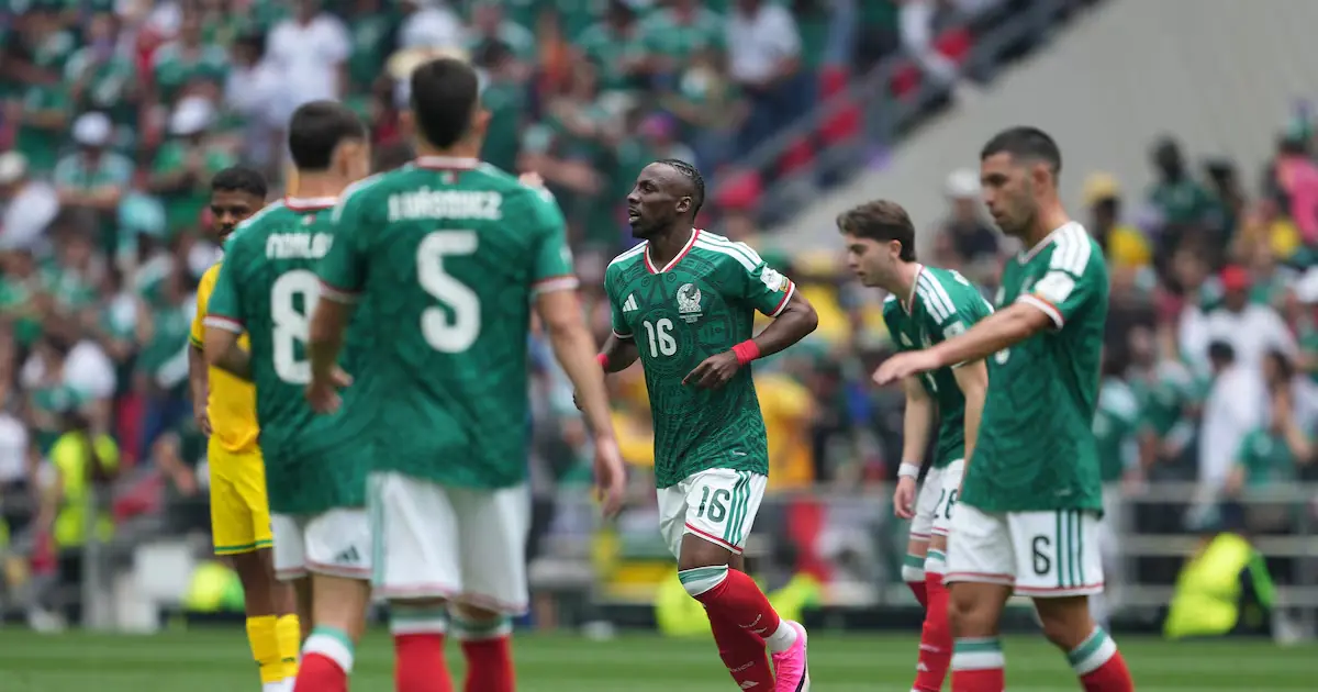 El atacante mexicano marca un tanto histórico en el partido inaugural contra Sudáfrica.
