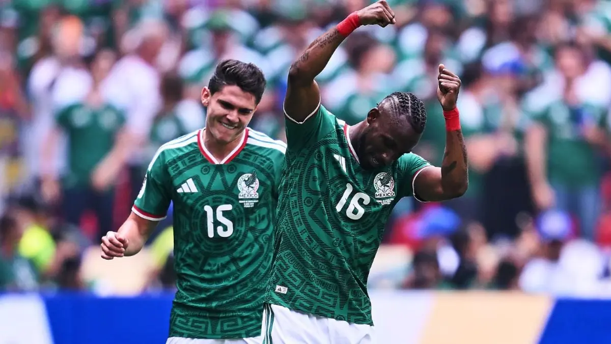 El delantero colombiano naturalizado marca historia en el debut del Tri al anotar el primer gol del torneo.