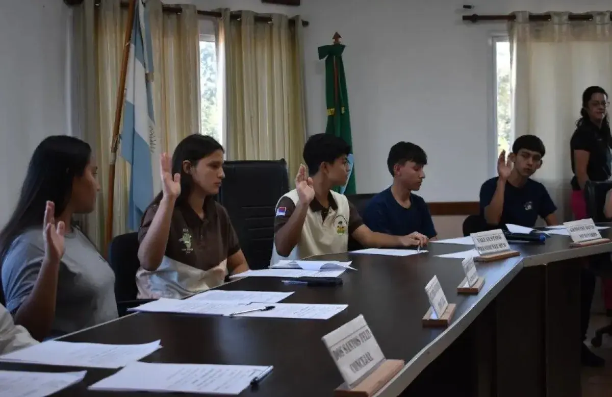 Alumnos aprobaban proyectos enfocados en infraestructura y deporte en un ambiente colaborativo.