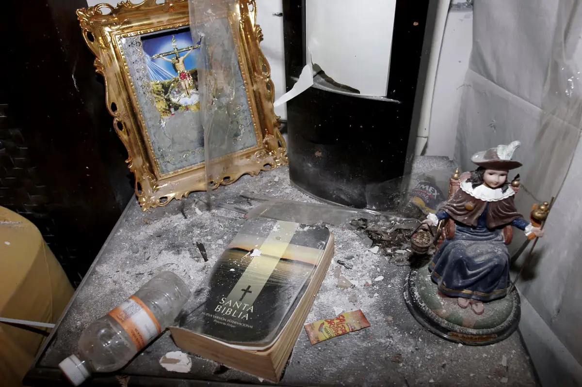 Un altar improvisado refleja la mezcla de creencias y violencia entre narcotraficantes.