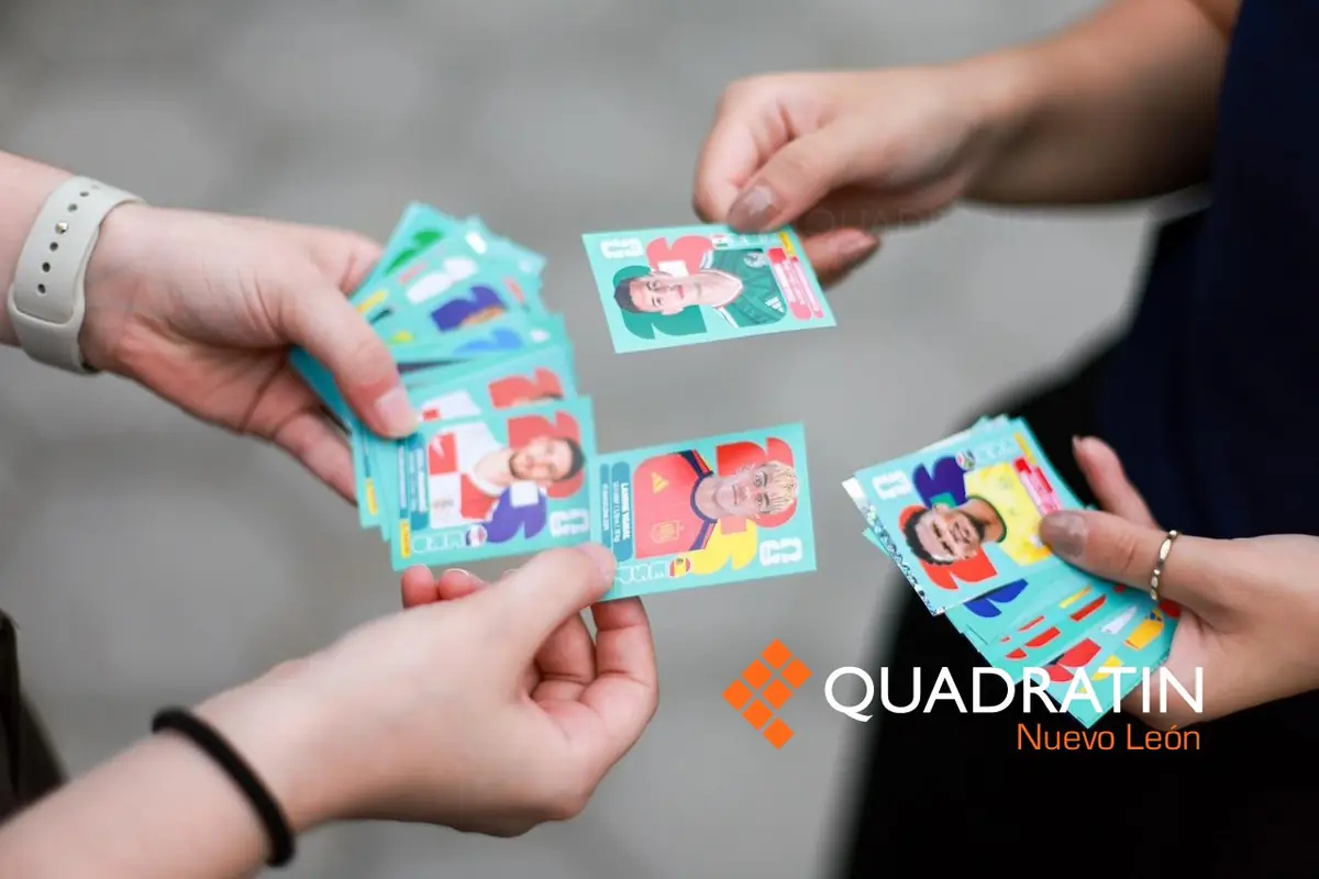 Aficionados disfrutan de la Experiencia Panini en San Pedro, previa al Mundial de Fútbol.