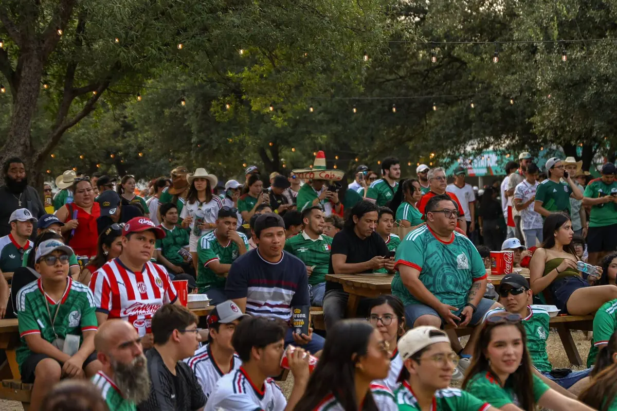 El entusiasmo de los aficionados mexicanos se siente en el FIFA Fan Festival previo al duelo contra Corea del Sur.