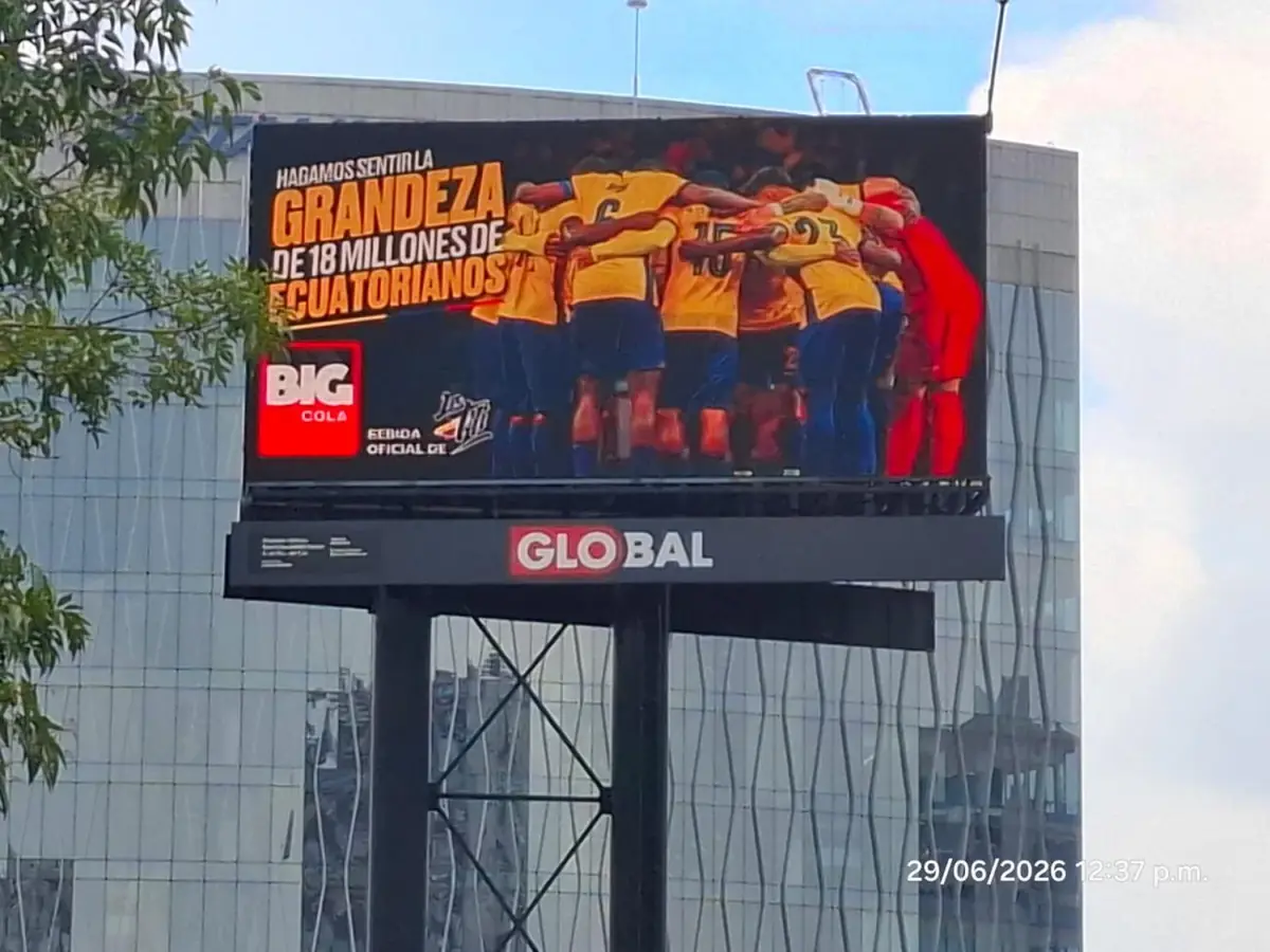 Ecuadorianos muestran su apoyo a La Tri a través de pantallas en la capital mexicana.