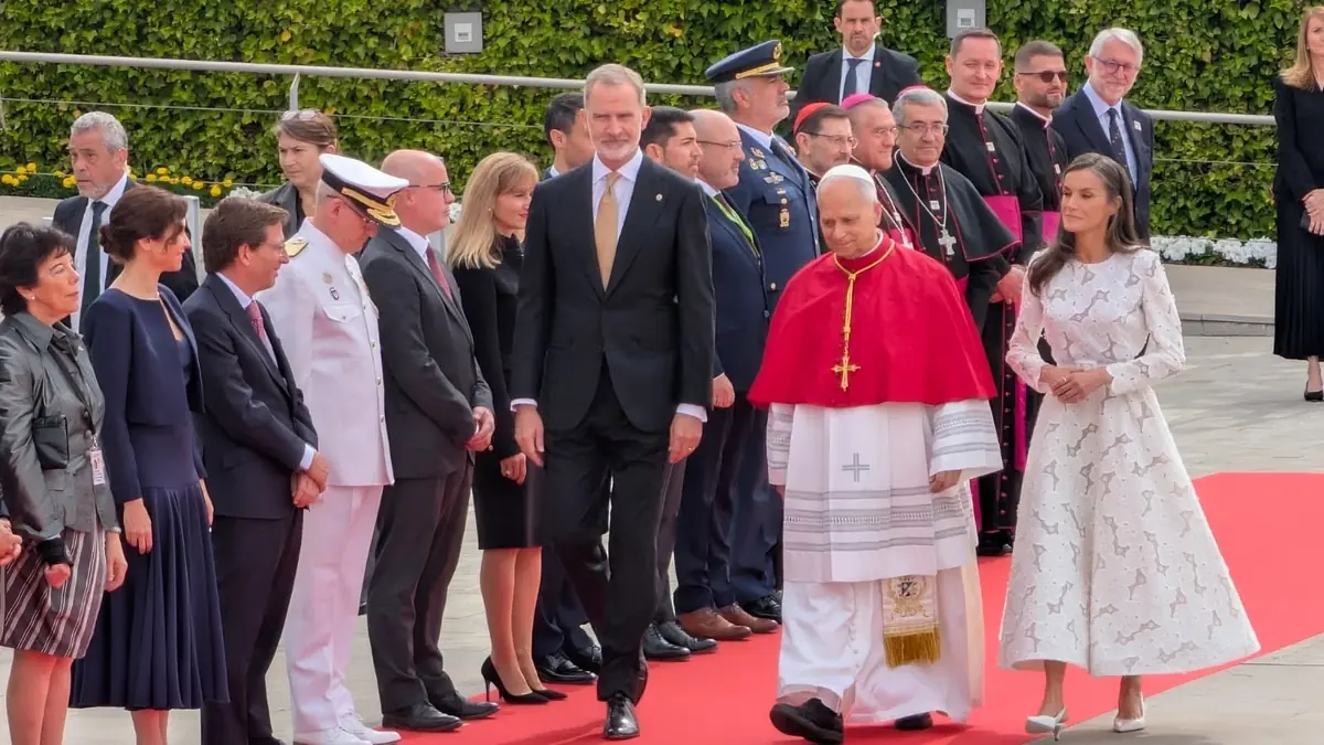 La llegada del Papa a Madrid moviliza a las principales autoridades del país y marca un hito en las relaciones con la Iglesia.