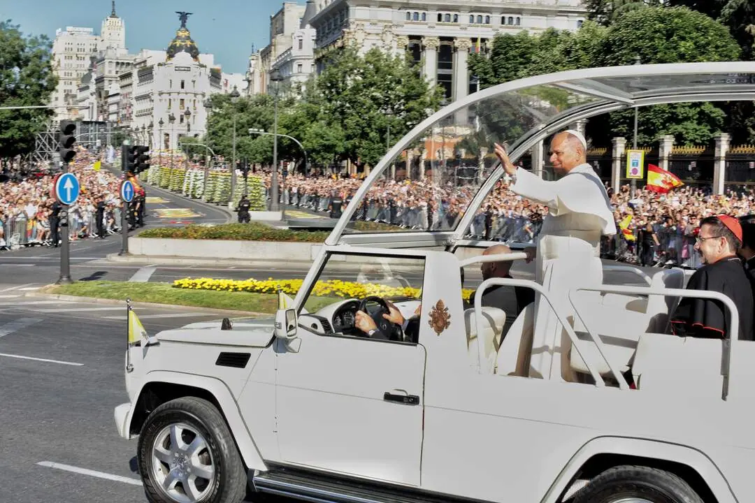 Miles de peregrinos se reúnen en Madrid para celebrar el Corpus Christi, destacando la presencia del Papa y una organización sin precedentes.