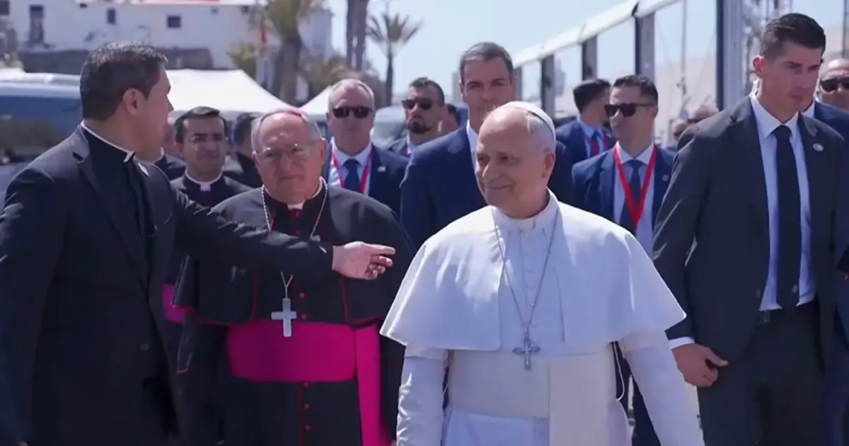 El papa León XIV se reúne con inmigrantes y autoridades en Canarias, enfocándose en la crisis migratoria.
