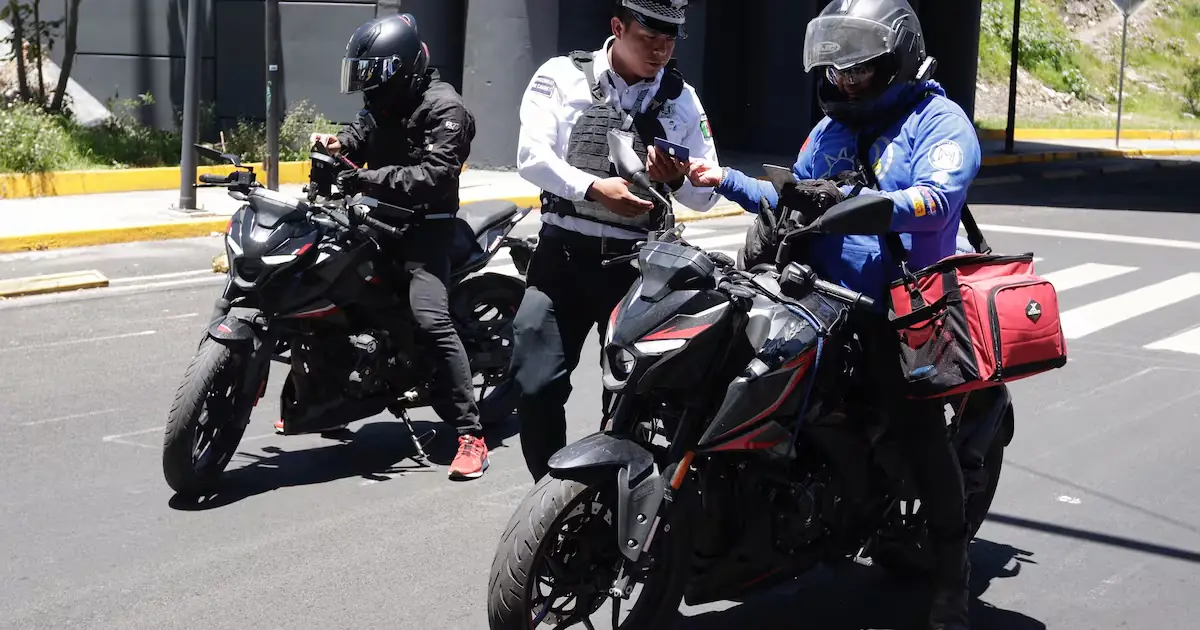 Puebla implementará la Ley Casco, que incluye nuevos engomados con chip para motociclistas en julio, buscando mejorar la seguridad vial.
