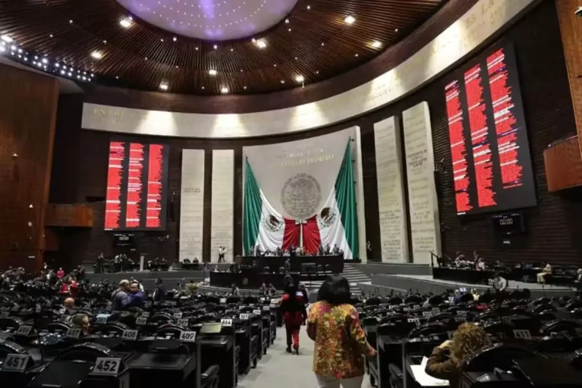 Legisladores buscan candidaturas ante el próximo proceso electoral en México.