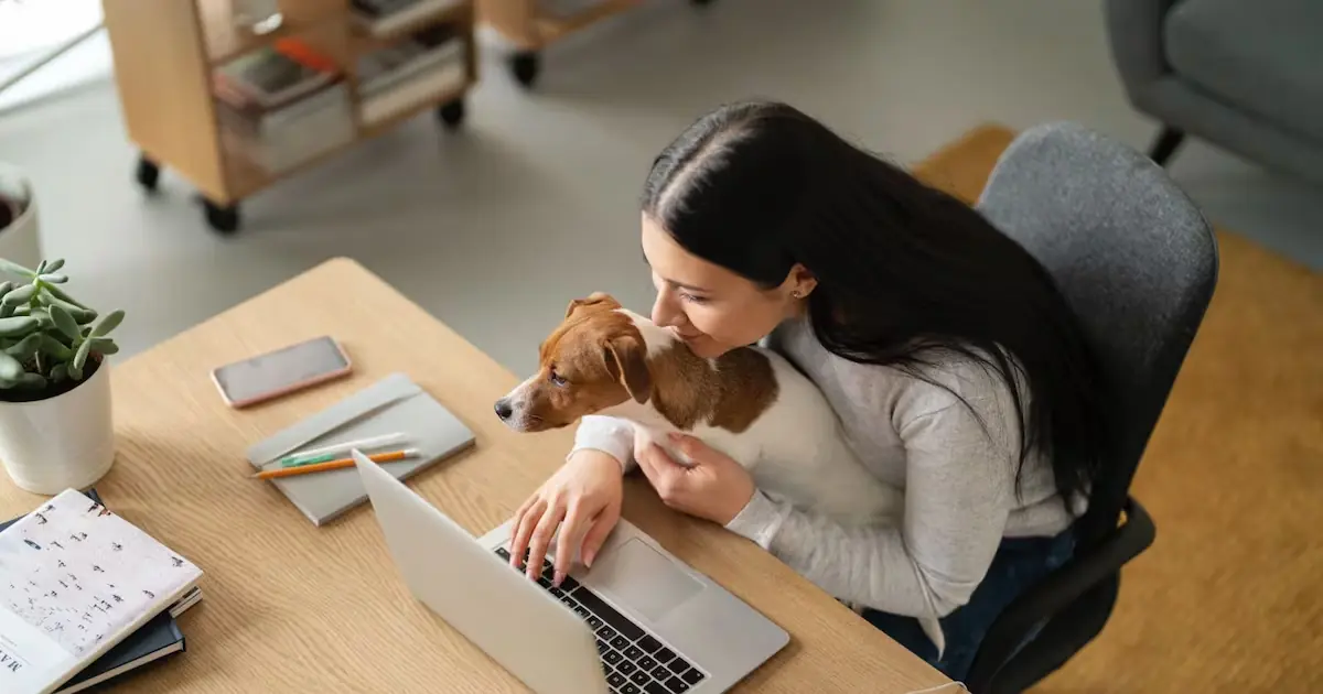 La integración de mascotas en entornos laborales requiere preparación y atención a su salud.