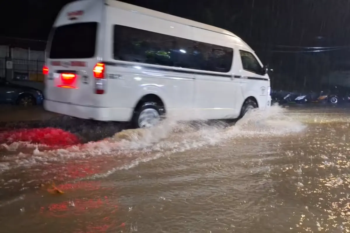 La fuerte lluvia de esta noche paralizó actividades y generó inundaciones en la ciudad, afectando a las principales avenidas.