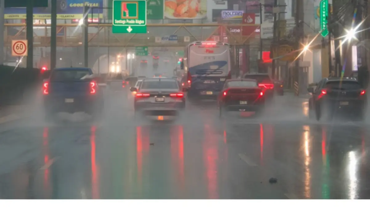 Las fuertes lluvias han generado múltiples afectaciones en Monterrey y municipios aledaños, incluyendo cierres viales y un deceso.
