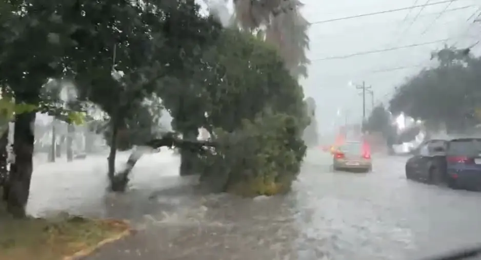 Un fuerte temporal ha dejado a Monterrey con vialidades colapsadas y un trágico accidente.