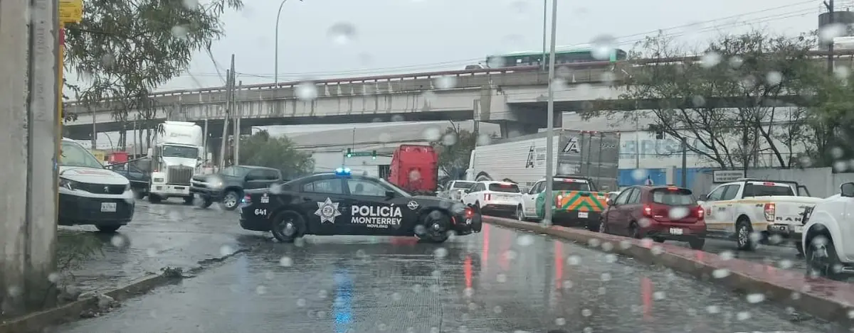 Las intensas precipitaciones generan encharcamientos y restricciones viales en diversas zonas de la ciudad.