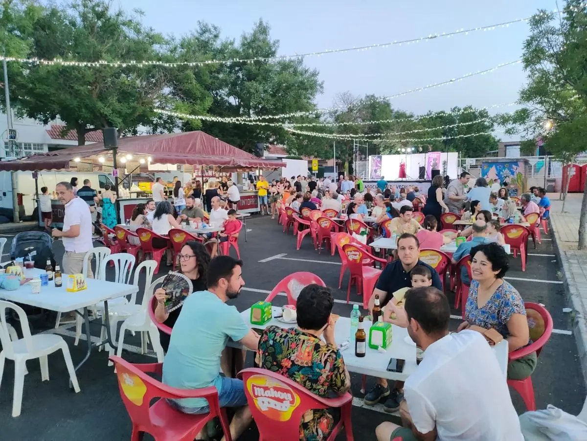 Los vecinos disfrutan de diversas actividades sociales y culturales en las fiestas del barrio.