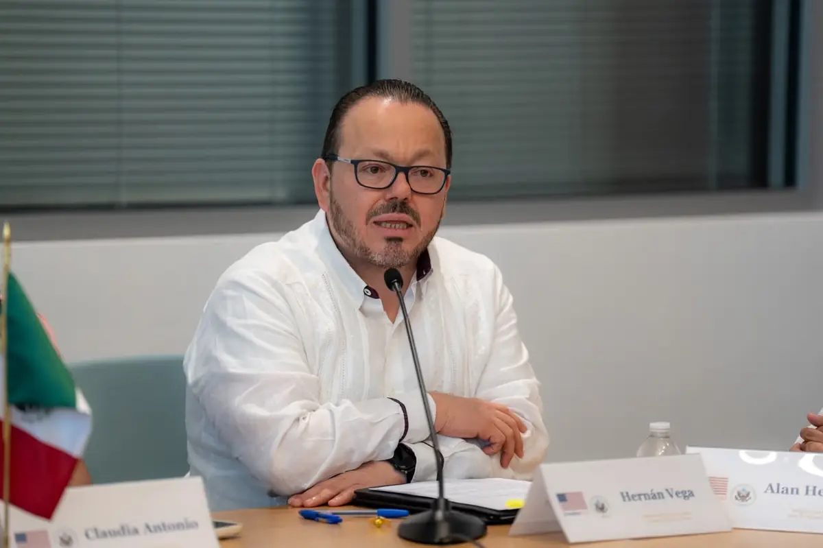 Vega Burgos rechaza rumores sobre su visa y defiende su imagen pública.