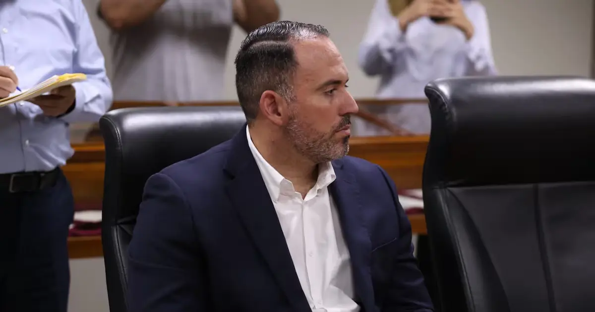 La decisión se enmarca en la rotación de liderazgo dentro de la bancada.