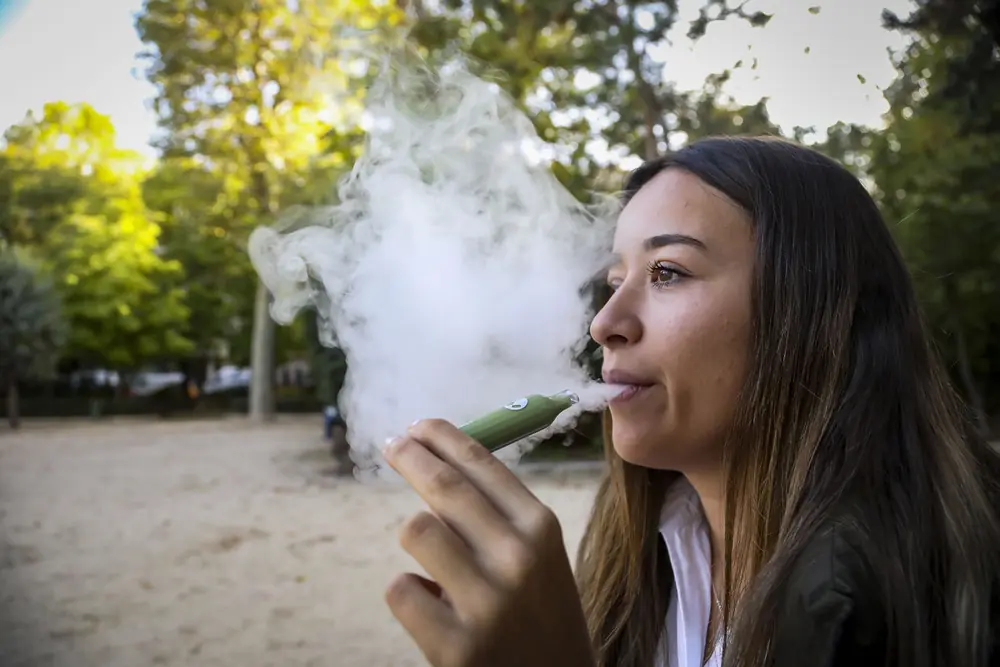 Expertos alertan sobre las implicaciones del vapeo como puerta de entrada a la nicotina en adolescentes.