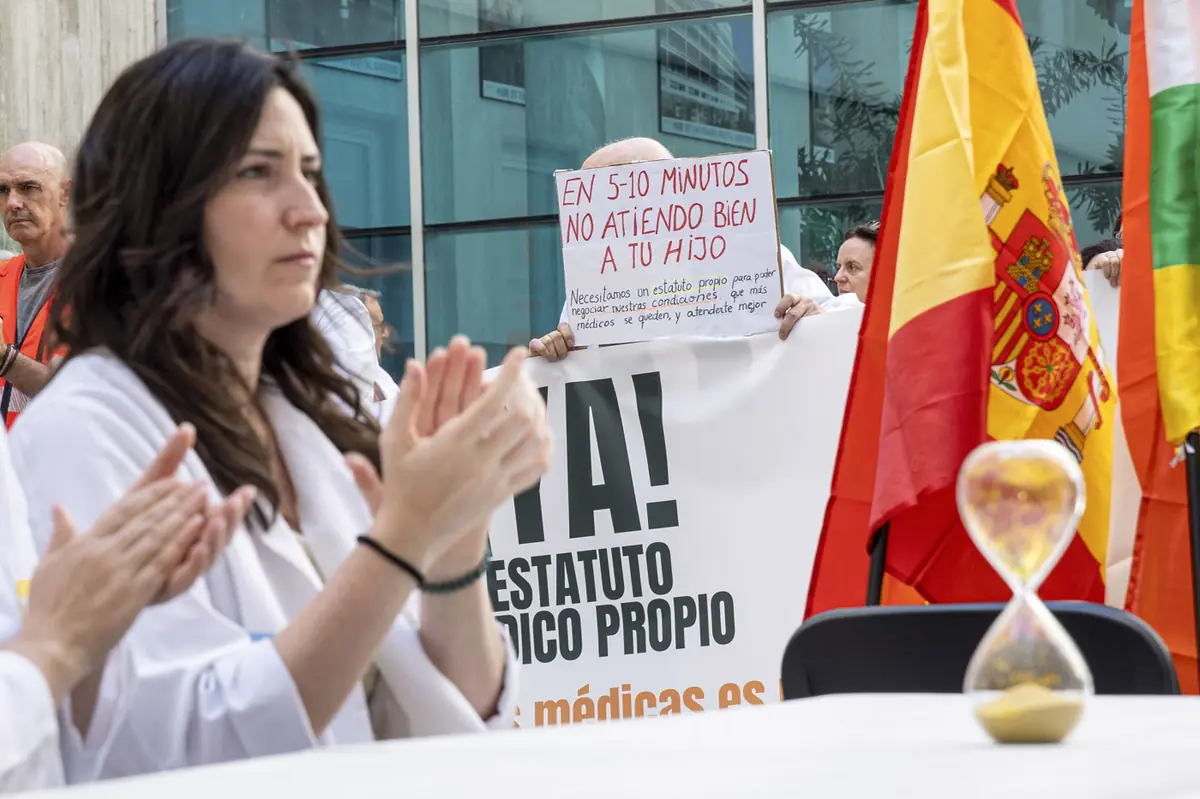 La huelga médica en La Rioja impacta la atención sanitaria y el Gobierno estima 183 operaciones canceladas.