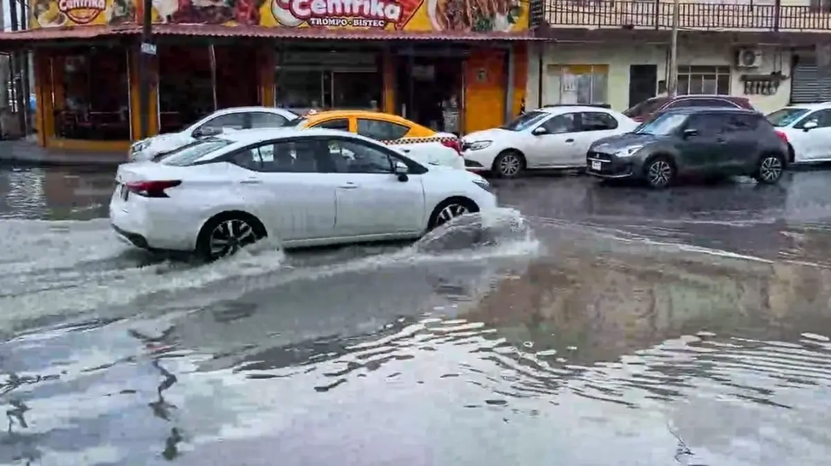La ruptura de un ducto genera encharcamientos y afecta el suministro en colonias aledañas.