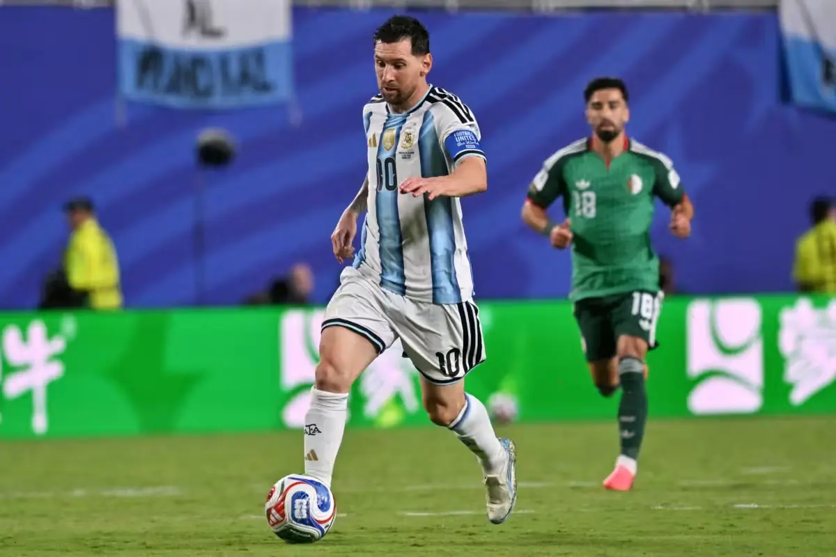 Una falta no sancionada generó controversia durante el debut de Argentina en la Copa del Mundo.