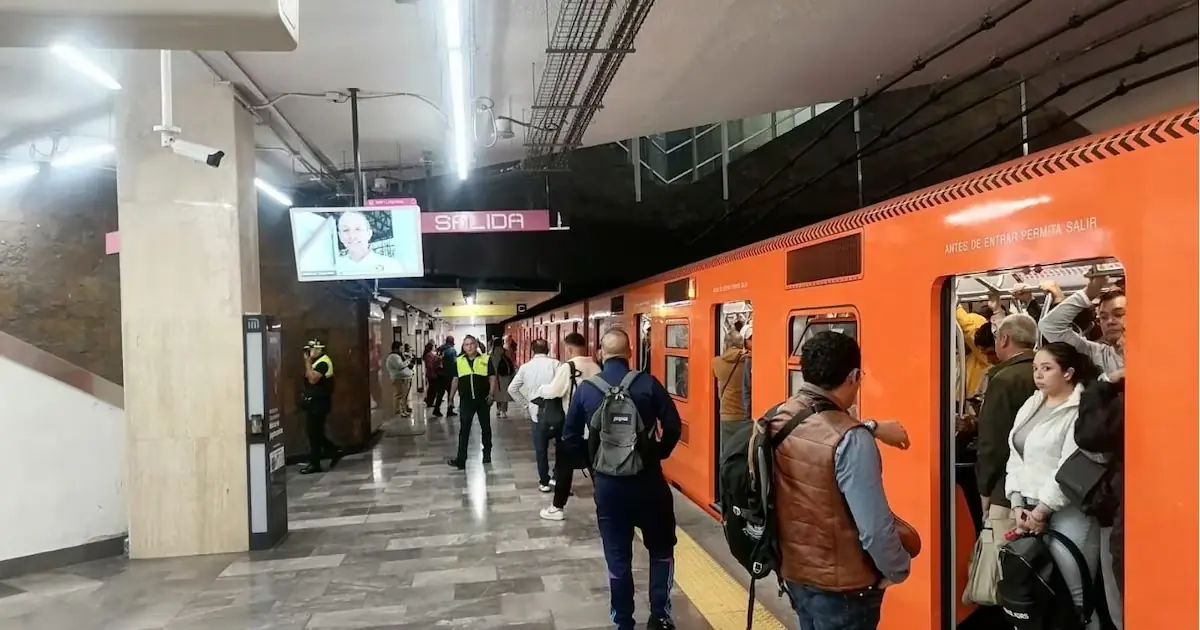 Las estaciones de la Línea 2 permanecen cerradas mientras el Metro CDMX trabaja para restablecer el servicio completo.