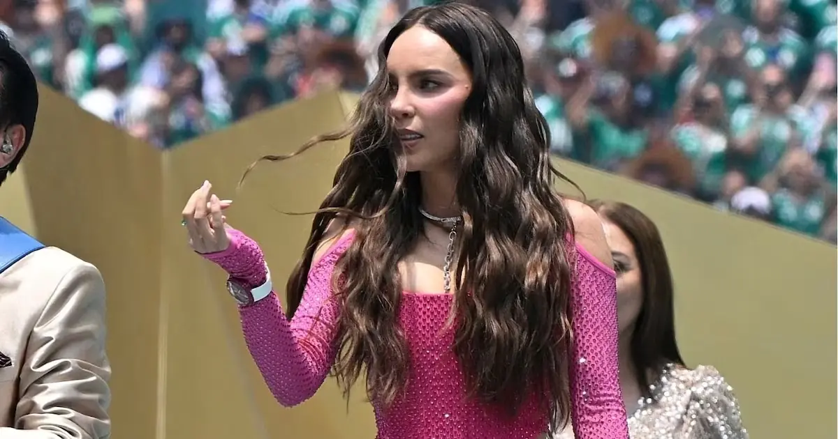 Las declaraciones de Mhoni Vidente reavivan teorías sobre símbolos ocultos en la presentación de Belinda en el Mundial 2026.
