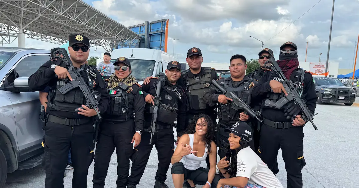 La famosa actriz participa en el rally Gumball 3000, un evento de lujo que une a celebridades y autos deportivos.