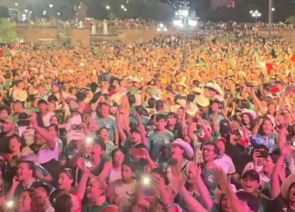 La Macroplaza se llena de aficionados tras el triunfo histórico del "Tri".