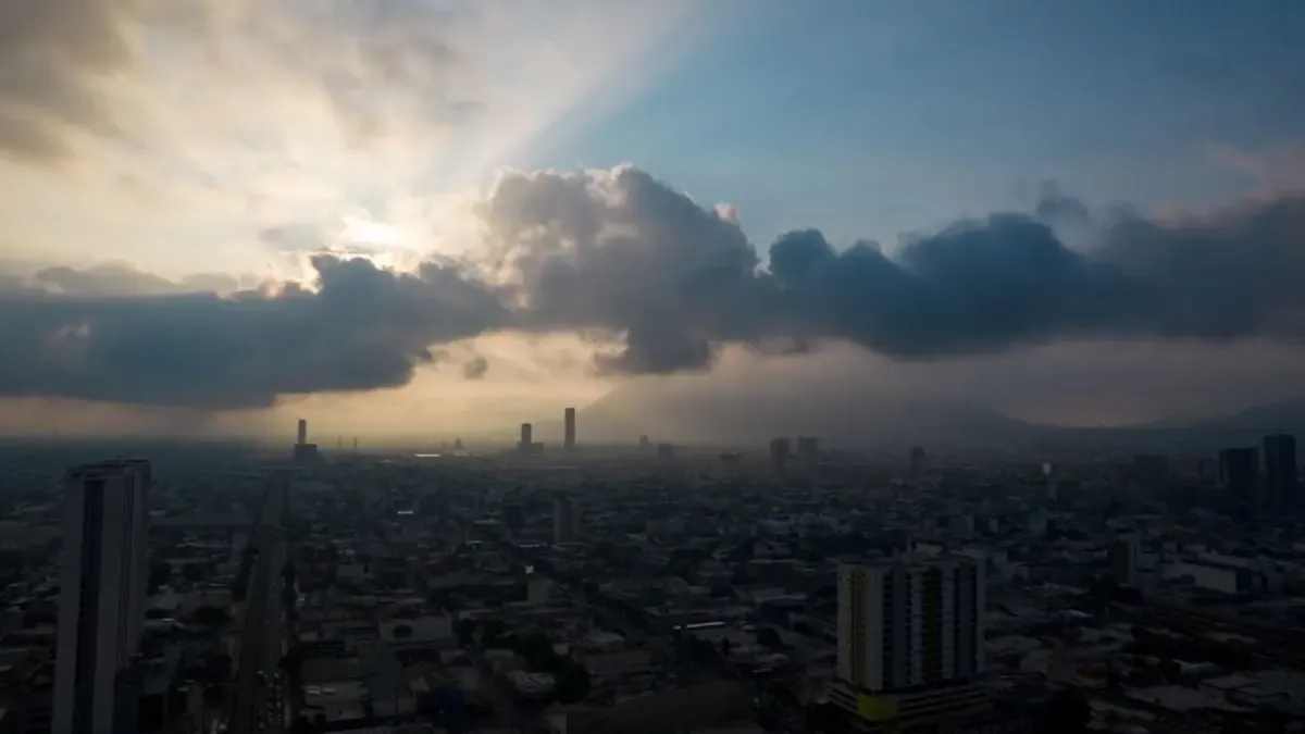 Las condiciones meteorológicas del día incluyen un calor intenso y posible lluvia, con recomendaciones de Protección Civil.