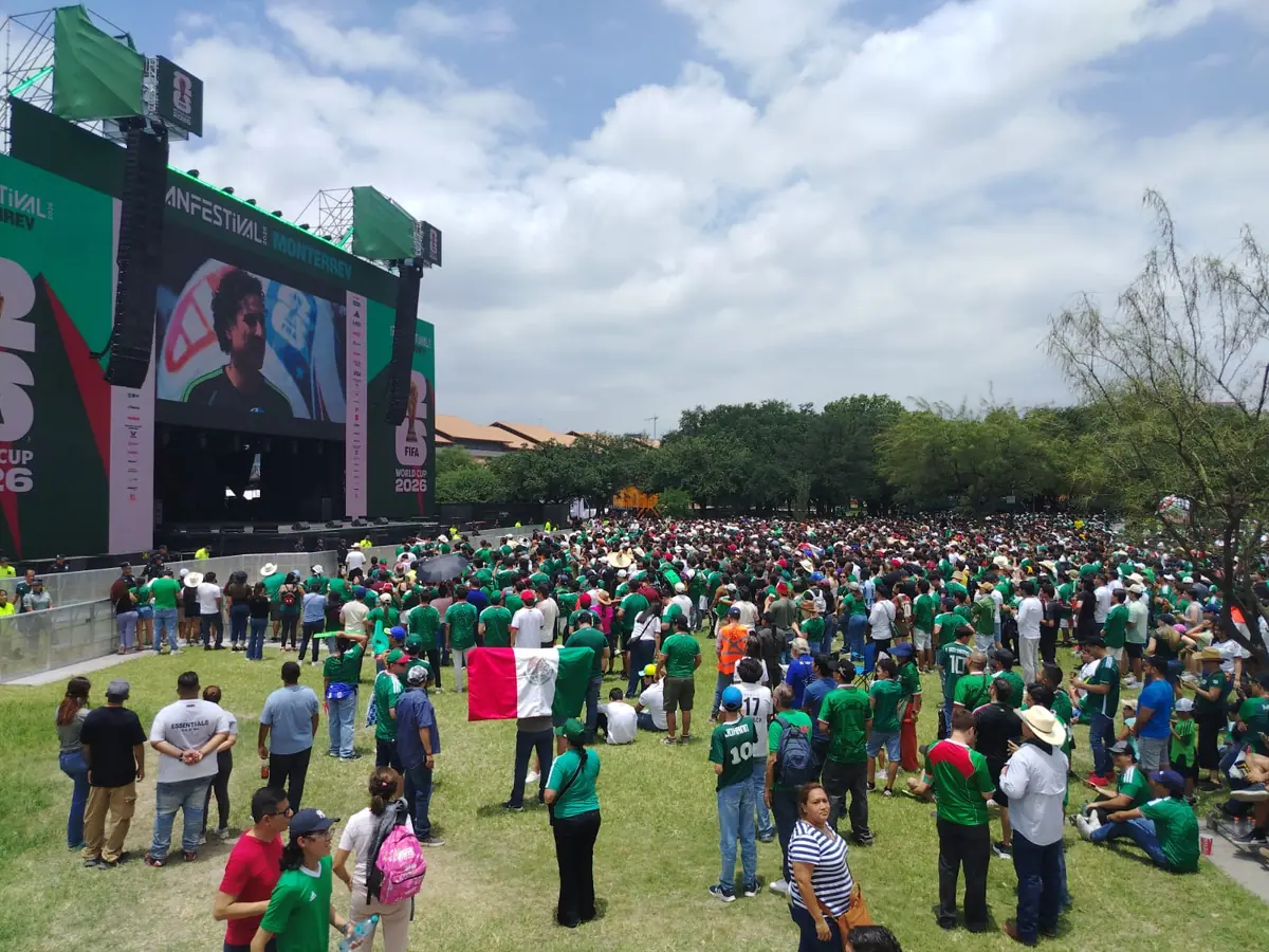 Aficionados se reúnen en el Fan Fest para celebrar el inicio del torneo.