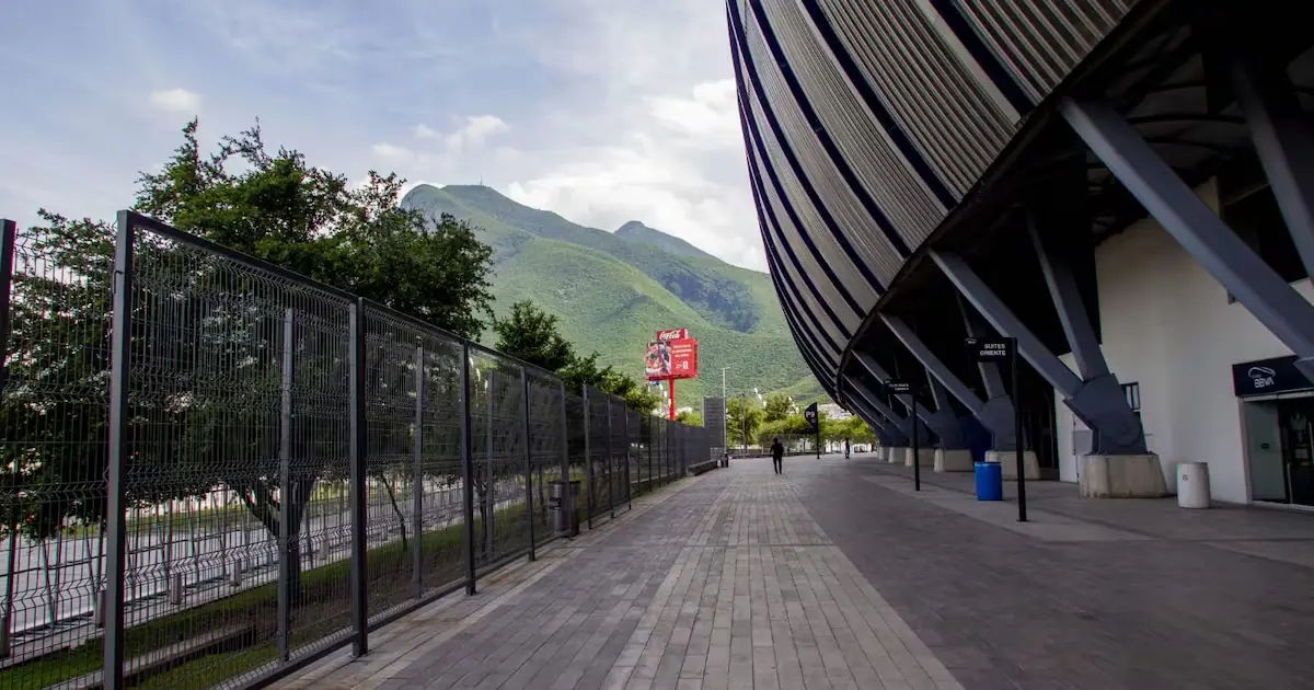 La ciudad afina detalles previos al arranque de la Copa del Mundo de fútbol.